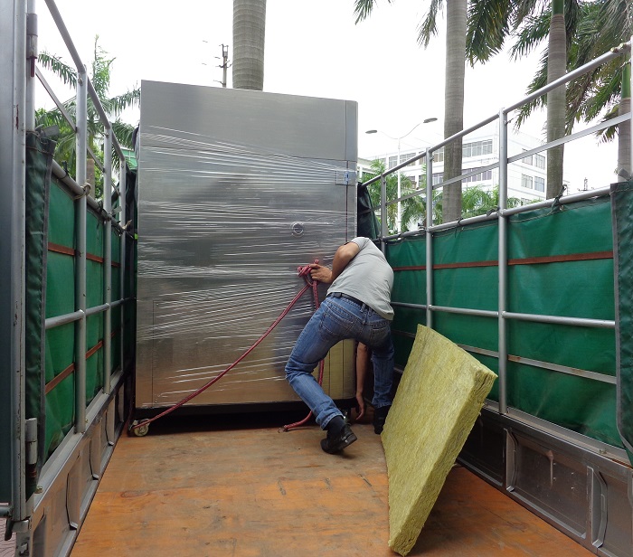 氙燈試驗(yàn)箱到到客戶(hù)廠卸貨中